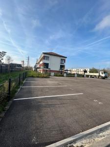 an empty parking lot with a building in the background at Studio Amélie in Wittelsheim