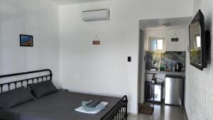 a small bedroom with a bed and a kitchen at Palma Resort in Puerto Galera