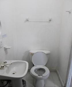 Koupelna v ubytování OYO Hotel Colibri