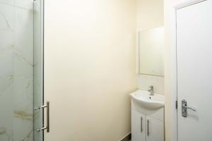 un bagno con doccia, lavandino e specchio di 2 bed, FREE parking, SKY a Bedford