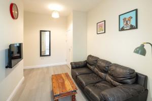 un soggiorno con divano in pelle e tavolino da caffè di 2 bed, FREE parking, SKY a Bedford