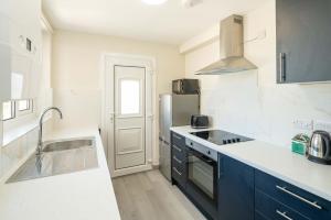 una cucina con lavello e frigorifero di 2 bed, FREE parking, SKY a Bedford