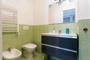 une salle de bain avec toilettes et lavabo dans l'établissement Alloggio Turistico via dei Faggi - Room, à Rome 5 autres photos
