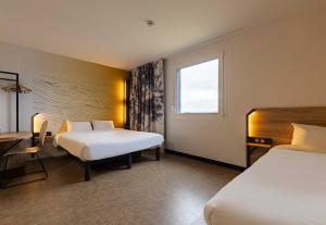 Ένα ή περισσότερα κρεβάτια σε δωμάτιο στο B&B HOTEL Valenciennes Onnaing 3 étoiles