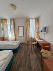 フュルステンフェルトブルックにあるHotel zum Unterwirtのベッド2台と机があるホテルの部屋 +6枚の写真