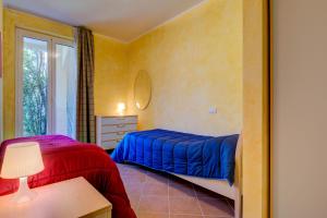 ein Schlafzimmer mit zwei Betten und einem Fenster in der Unterkunft Azzurro Apartment in Padenghe sul Garda + 26 Fotos