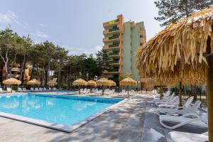 Bazén v ubytování Castello nebo v jeho okolí