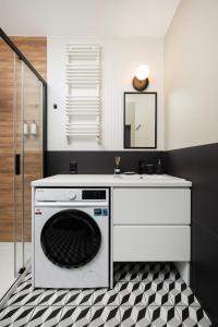a laundry room with a washer and dryer at Apartamenty Rocha in Pabianice