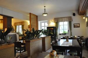 A restaurant or other place to eat at Penzión U Srnčíka