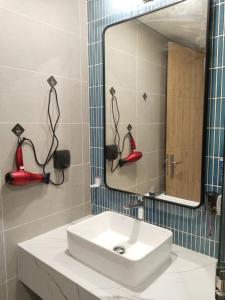 Hoằng HóaFlamingo Ibiza Hải Tiến 1723-1725的带白色水槽和镜子的浴室