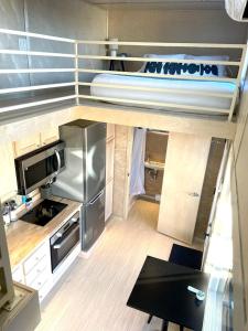 Η κουζίνα ή μικρή κουζίνα στο Secluded Tiny House Oasis in Grand Junction Perfect for Experiencing Nature in Comfort