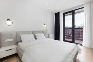 Postel nebo postele na pokoji v ubytování Next Apartments OFFICIAL + 26 fotografií