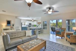 Et opholdsområde på Luxury Waterfront Home With A Heated Pool And Spa!