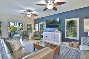 Et tv og/eller underholdning på Luxury Waterfront Home With A Heated Pool And Spa!