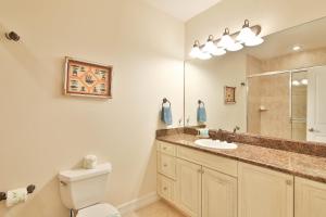 Et badeværelse på Luxury Waterfront Home With A Heated Pool And Spa! + 32 billeder