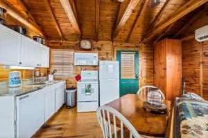 Gambar di galeri bagi Impressive Wooden Rustic Cabin with Fireplace in Mentone, Alabama di Mentone