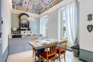 Una cocina y un comedor con mesa y sillas. en Dimora DellAntico Convento, en Alba