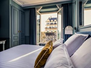 Postel nebo postele na pokoji v ubytování Hotel Duquesne Eiffel