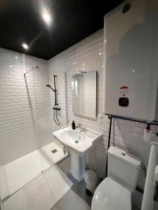 ヴィルヌーヴ・シュル・ロットにあるCinéma Room - Immersion Total pour Cinéphile !の洗面台、トイレ、シャワー付きのバスルーム