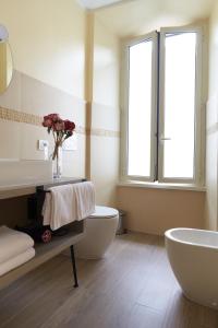 Koupelna v ubytování Reyes Suite & Rooms
