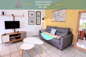 TV a/nebo společenská místnost v ubytování " Escale Balma " Piscine - Terrasse - Cité de l'Espace