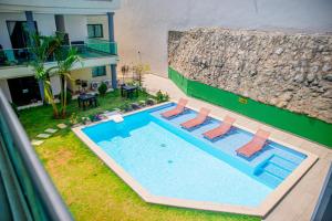 Hotel Yatchenin Abidjan内部或周边的泳池