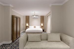 a living room with a couch and a bed at فندق فاتوران vatoran hotel in Al Madinah