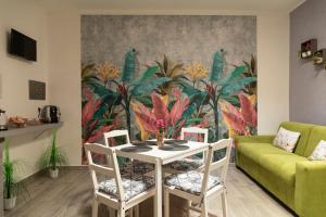 巴里Dimora serafino的客厅配有桌椅和绘画作品