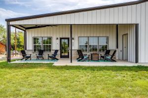un edificio con sillas y una mesa en un patio en Unique Barn by the Lake in Bridgeport, Texas, en Runaway Bay 43 fotos más