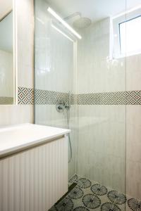 een badkamer met een douche en een wastafel bij Bella Apartment in Chania