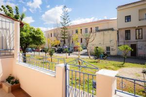 een balkon met uitzicht op een straat bij Bella Apartment in Chania