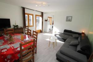 ein Wohnzimmer mit Tisch und Couch und ein Esszimmer in der Unterkunft Apartment LA ROCHETTE free parking on site in Guillestre