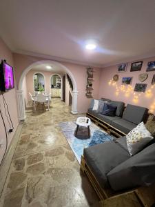 Khu vực ghế ngồi tại Acogedora casa cerca del Metro bañera - Gym - Parking