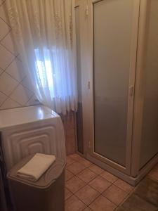 Un pequeño baño con ducha y WC. en Luxury House, en Catania 3 fotos más