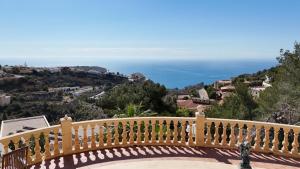 un balcone con vista sull'oceano di CASA BELLE VUE sea view & private pool a Cumbre del Sol