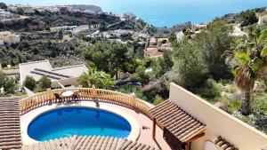 una villa con piscina su una collina di CASA BELLE VUE sea view & private pool a Cumbre del Sol