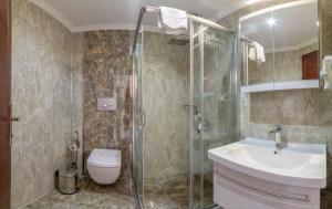 Koupelna v ubytování Olimpic Hotel
