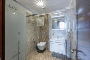 Koupelna v ubytování Olimpic Hotel