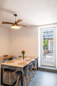 Imagine din galeria proprietății Au Paradis Des Anges maison de village climatisé avec jardin în Briatexte +25 fotografii