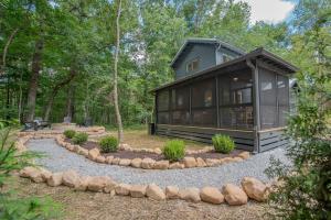 Zahrada ubytování Stunning and Fully-Equipped Tiny House with Breathtaking Views of South Cumberland State Park in Monteagle, TN