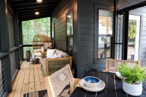 Posezení v ubytování Stunning and Fully-Equipped Tiny House with Breathtaking Views of South Cumberland State Park in Monteagle, TN