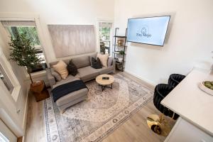 TV a/nebo společenská místnost v ubytování Stunning and Fully-Equipped Tiny House with Breathtaking Views of South Cumberland State Park in Monteagle, TN