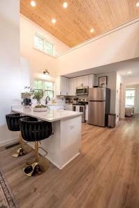 Kuchyň nebo kuchyňský kout v ubytování Stunning and Fully-Equipped Tiny House with Breathtaking Views of South Cumberland State Park in Monteagle, TN