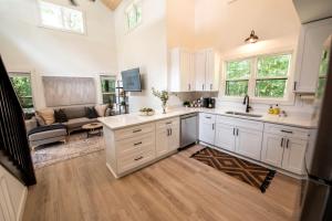 Kuchyň nebo kuchyňský kout v ubytování Stunning and Fully-Equipped Tiny House with Breathtaking Views of South Cumberland State Park in Monteagle, TN
