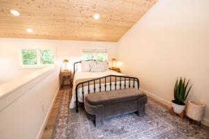 Postel nebo postele na pokoji v ubytování Stunning and Fully-Equipped Tiny House with Breathtaking Views of South Cumberland State Park in Monteagle, TN