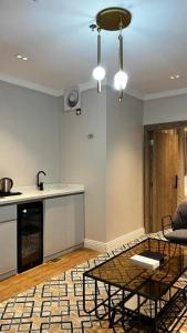a living room with a table and a kitchen at فندق فاتوران vatoran hotel in Al Madinah