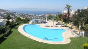 una imagen de una piscina en un complejo en Yalikavak Holiday Gardens, en Yalıkavak