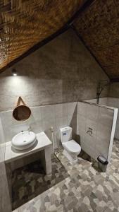 a bathroom with a sink and a toilet at Sunset Bungalow Tetebatu in Tetebatu