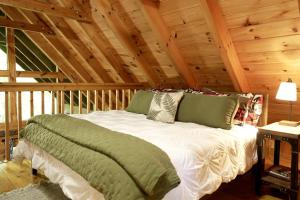 Postel nebo postele na pokoji v ubytování Charming Wooden Cabin with Hot-tub in Sevierville, Tennessee