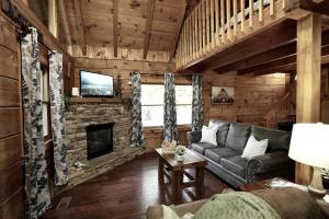 Posezení v ubytování Charming Wooden Cabin with Hot-tub in Sevierville, Tennessee